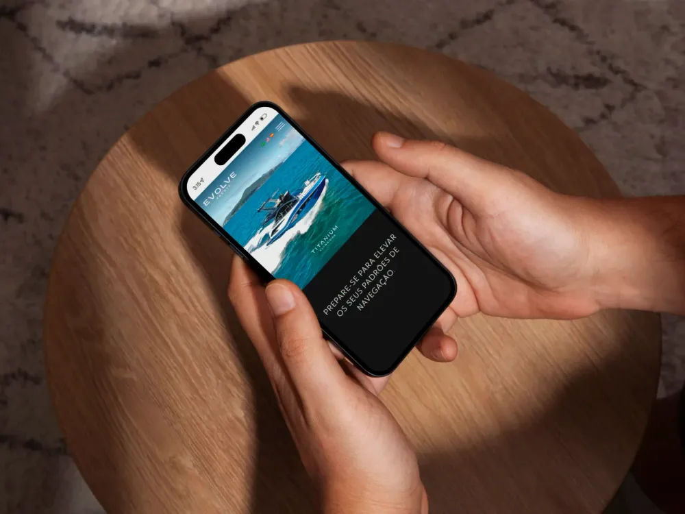 Página inicial da Evolve Yachts aberta em um celular