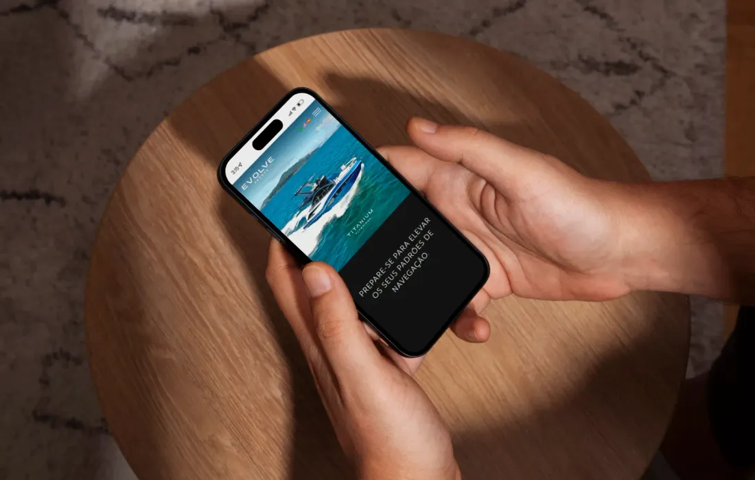 Página inicial da Evolve Yachts aberta em um celular